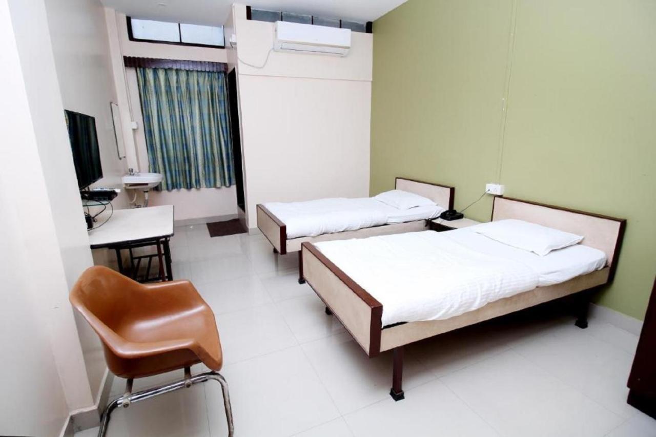 Hotel Gomatgiri Аурангабад Екстериор снимка